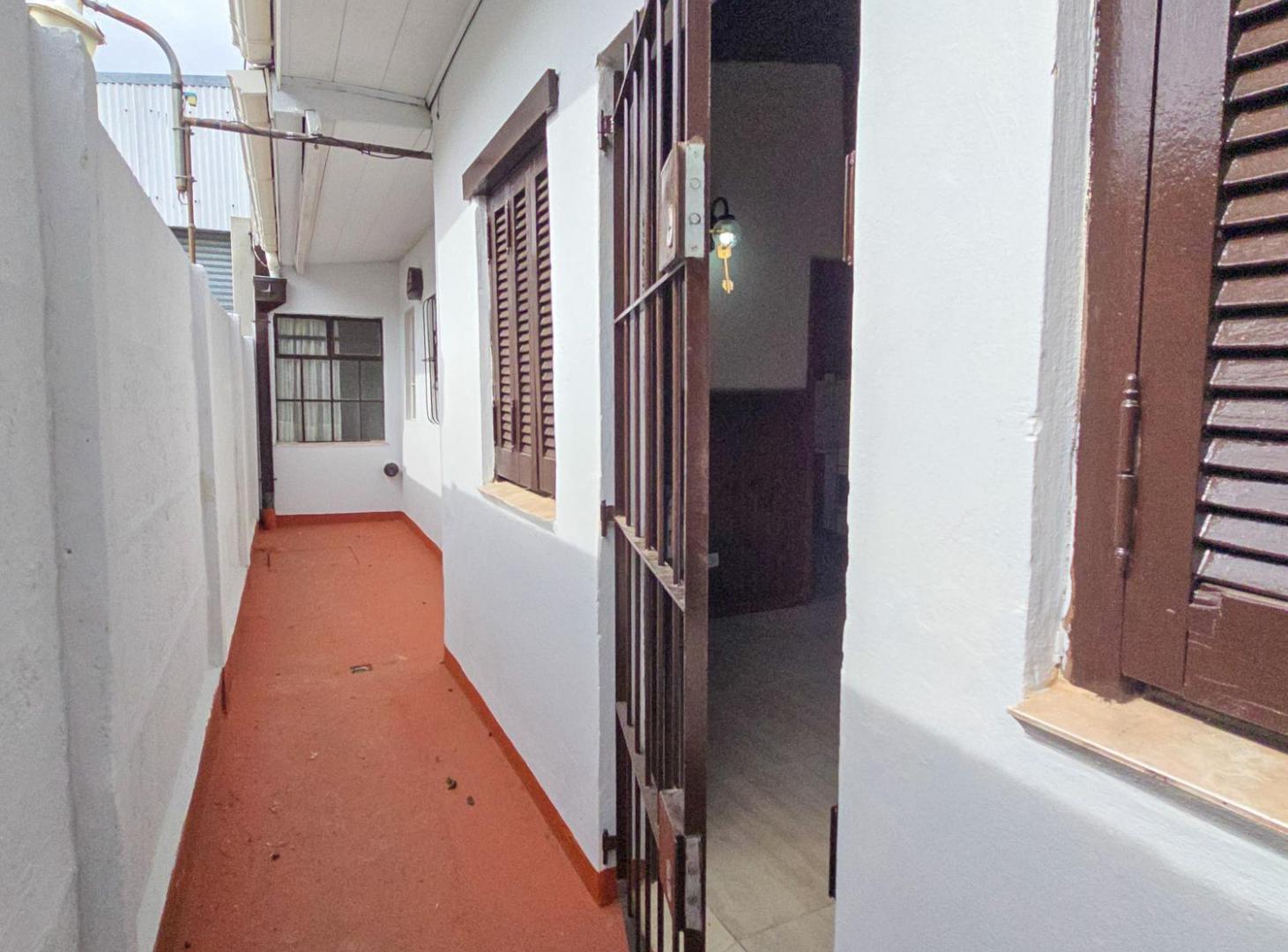 Foto de PH departamento 2 amb. con patio - Roca y San Juan, imagen 3