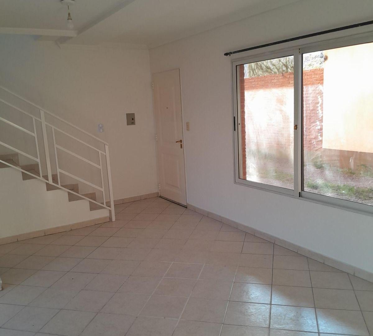 Alquiler Dúplex 3 Dormitorios - Patio y Cochera | Catriel al 200