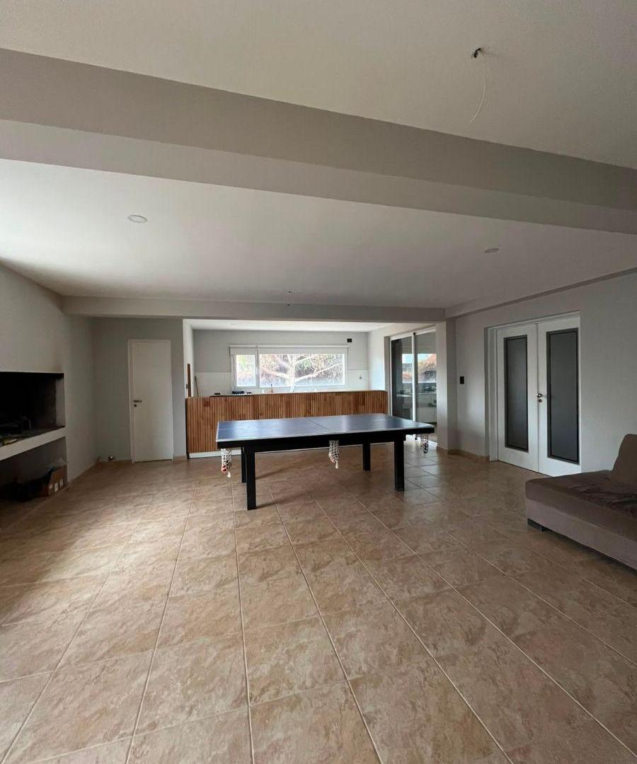 Foto de Alquiler Casa La Zagala - Neuquén | 6 Amb. en Planta Baja con Jardín, imagen 3
