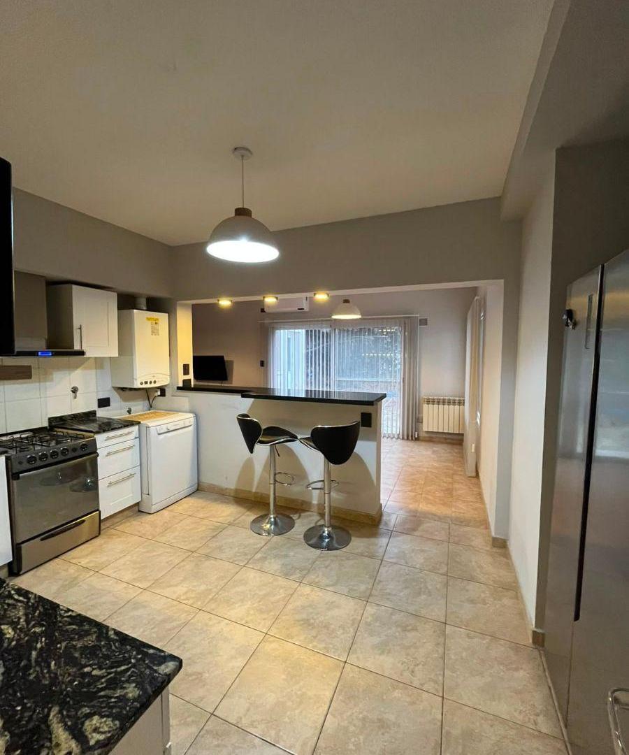 Foto de Alquiler Casa La Zagala - Neuquén | 6 Amb. en Planta Baja con Jardín, imagen 2
