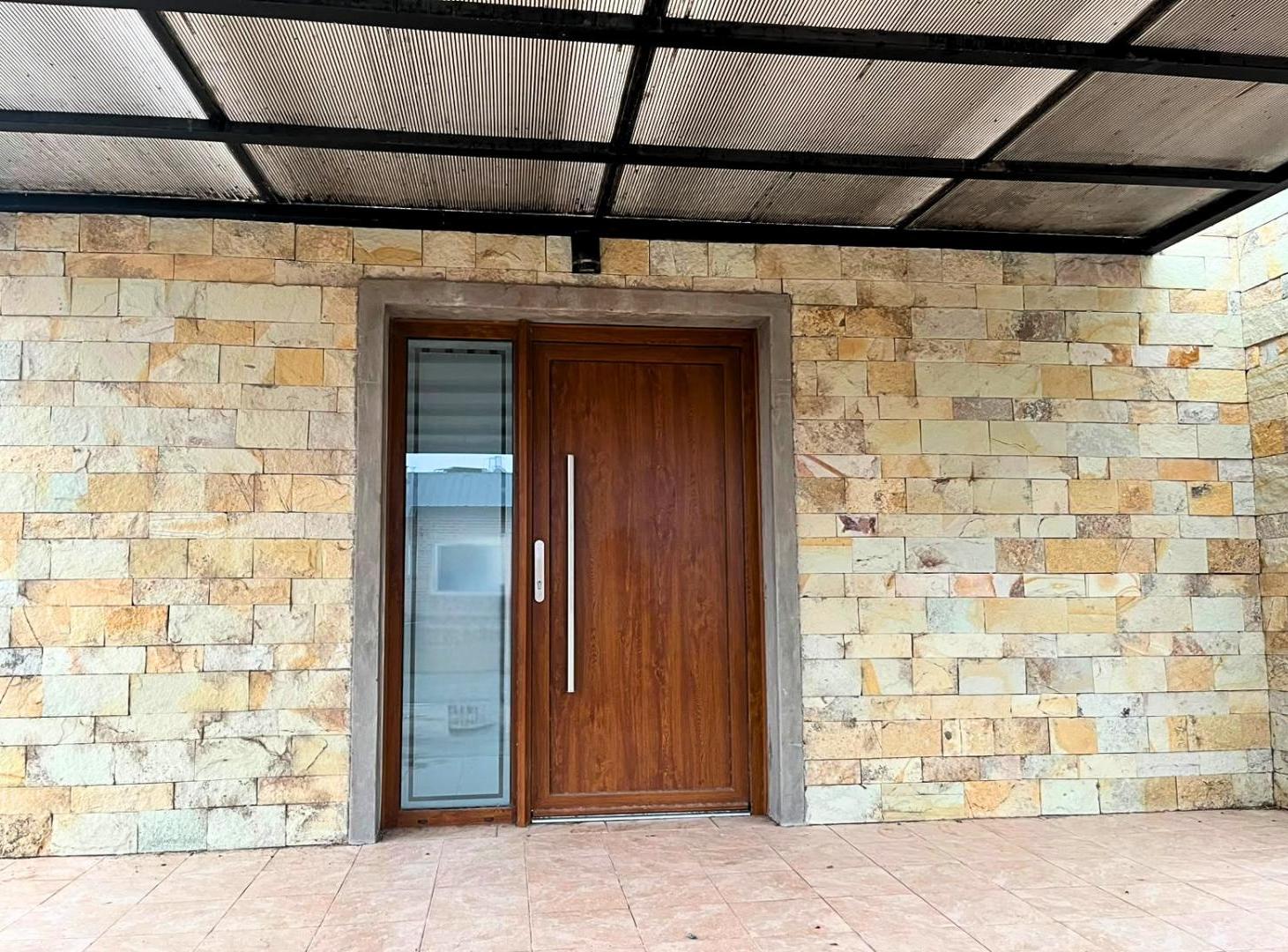 Alquiler Casa La Zagala - Neuquén | 6 Amb. en Planta Baja con Jardín