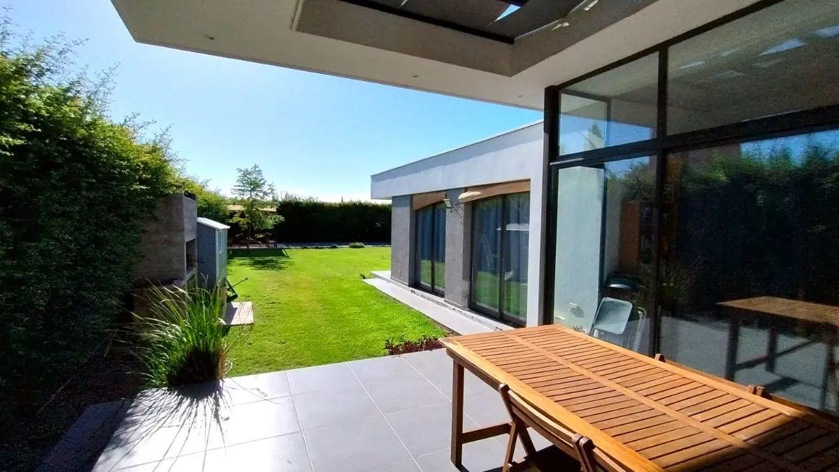 Casa en venta c/ cochera en Chacras de Coria 3