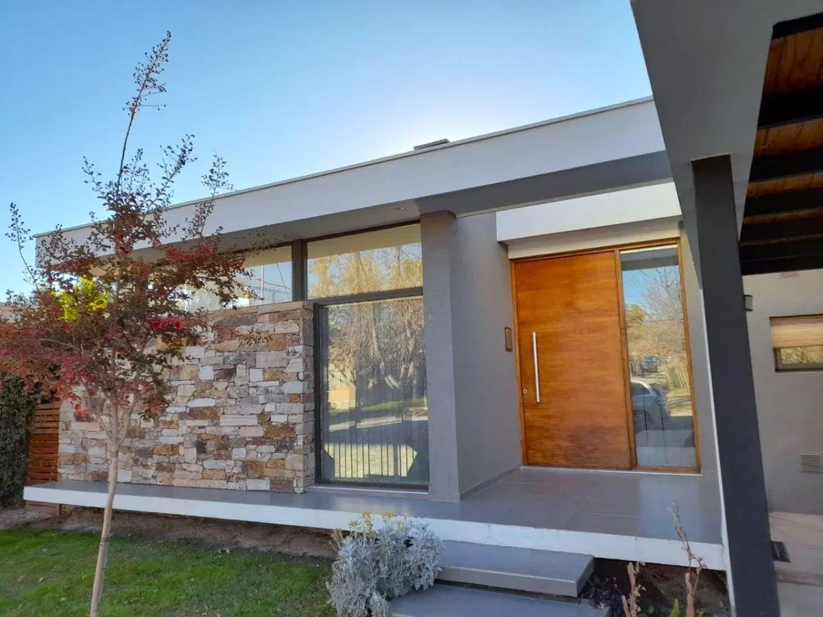 Casa en venta c/ cochera en Chacras de Coria 1