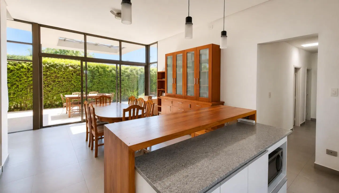 Casa en venta c/ cochera en Chacras de Coria 4