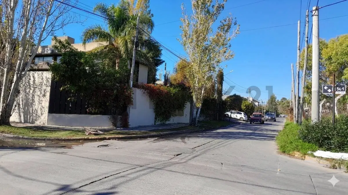 Casa en alquiler de 3 dormitorios en Gonnet 2