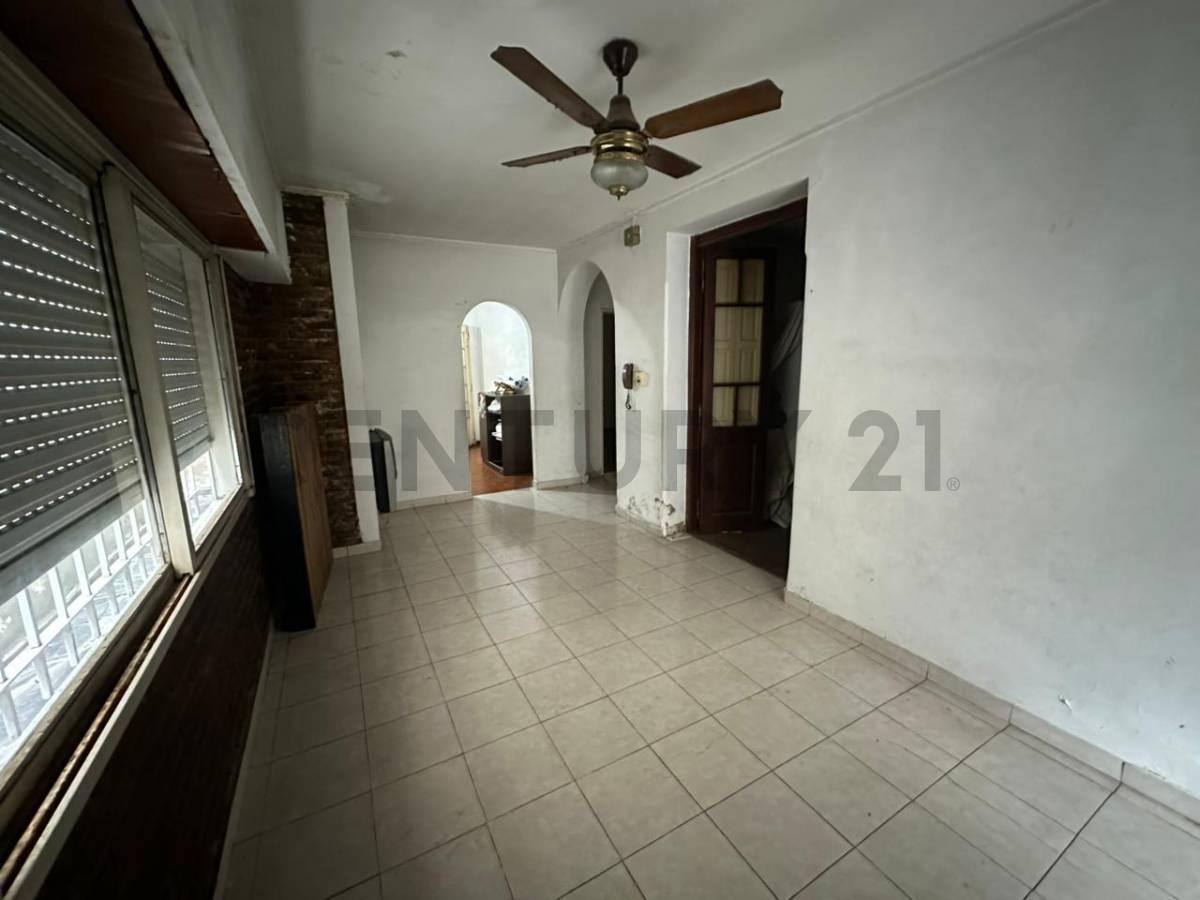 Foto de CASA A RECICLAR EN 70 ENTRE 7 Y 8 EN VENTA, imagen 2