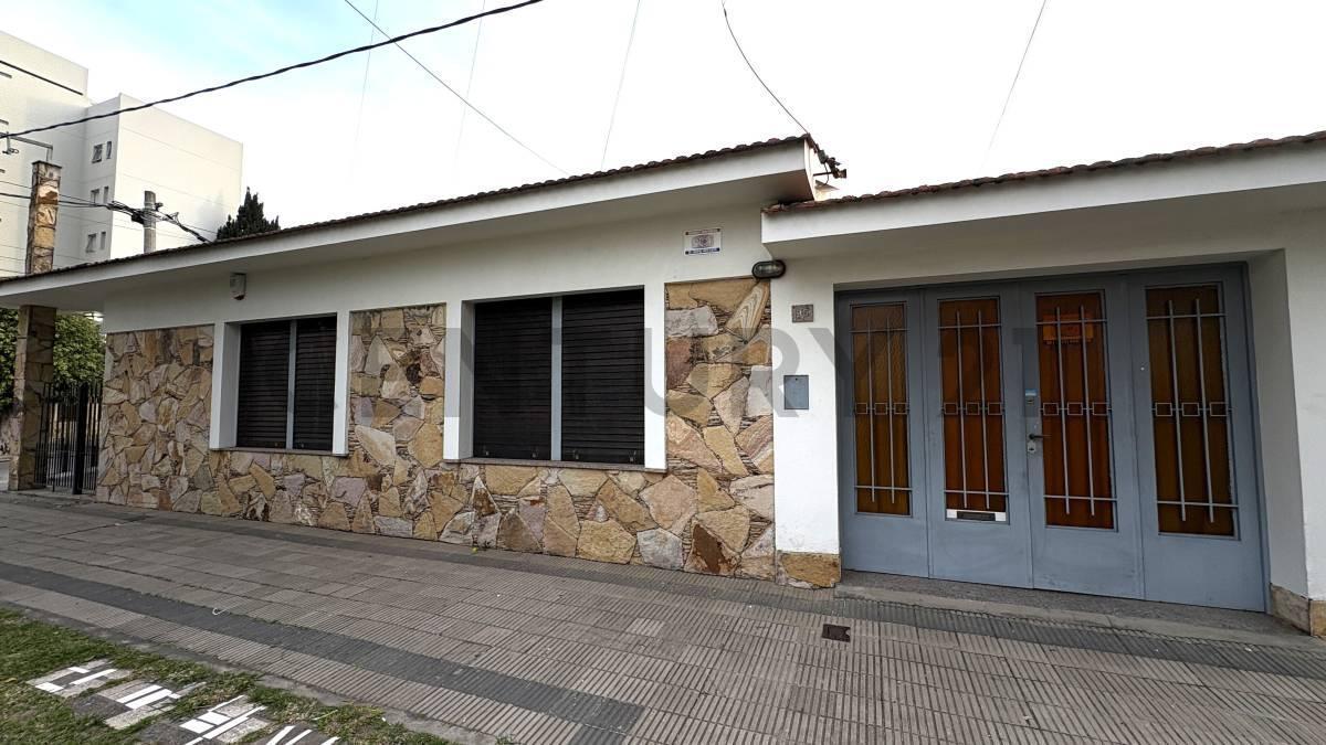 Foto de CASA EN VENTA DE 2 DORMITORIOS, APTA BANCO EN LA PLATA, imagen 2