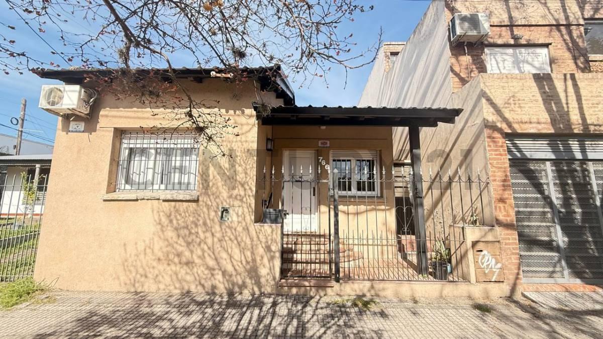 Foto de Casa en Venta de 2 dormitorios, tres ambientes, Tolosa, Buenos Aires., imagen 1