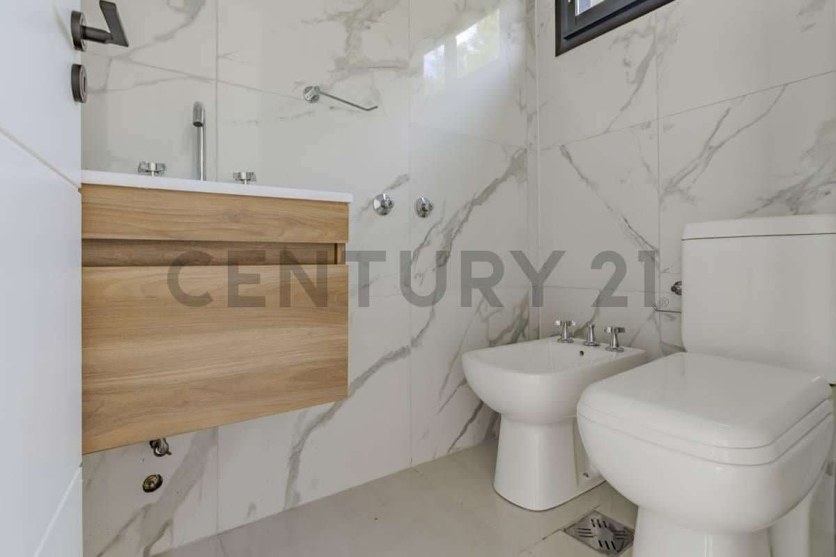 Foto de LOCALES A ESTRENAR A LA VENTA en GONNET BELL, imagen 3