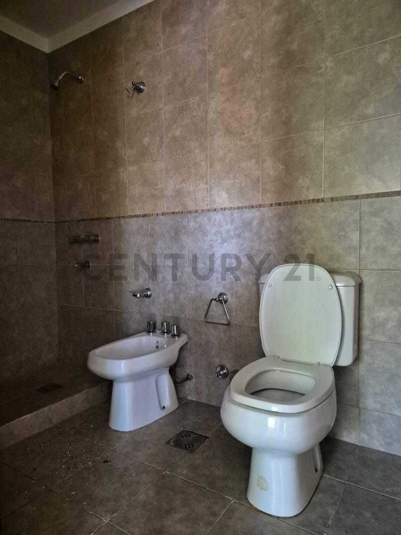 Foto de VENTA DEPARTAMENTO PB 1 DORMITORIO CON PATIO PRIVADO Y COCHERA LA PLATA, imagen 4