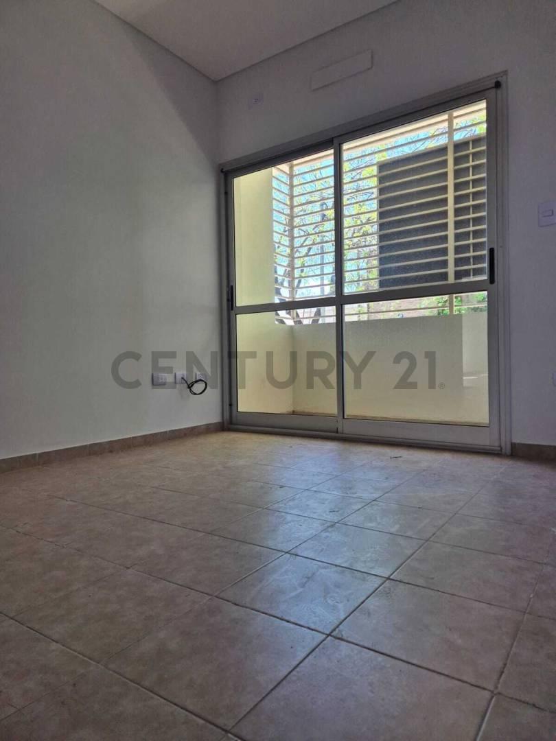 Foto de VENTA DEPARTAMENTO PB 1 DORMITORIO CON PATIO PRIVADO Y COCHERA LA PLATA, imagen 1