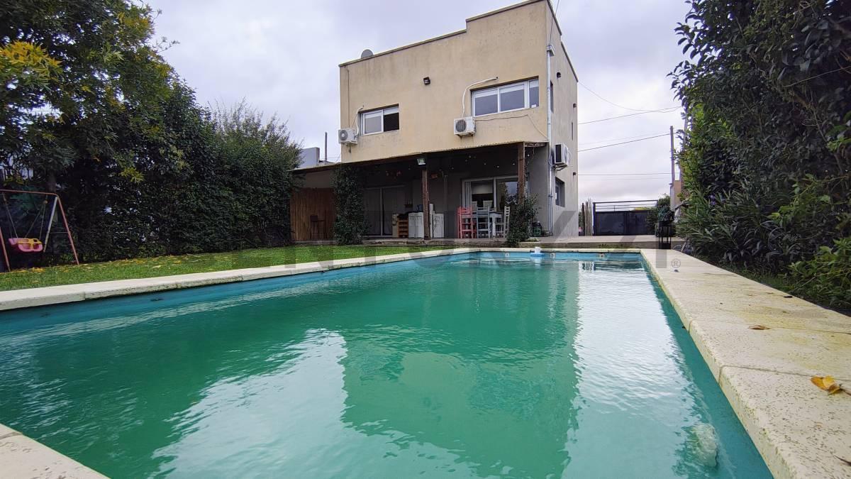Foto de Casa 2 dormitorios con pileta en venta en Arturo Segui, imagen 2
