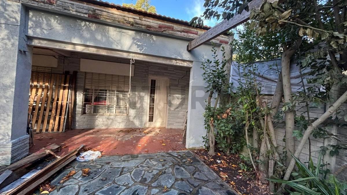 Foto de LOTE EN VENTA CON PILETA y CASA A REMODELAR Y/O DEMOLER EN CITY BELL, imagen 4