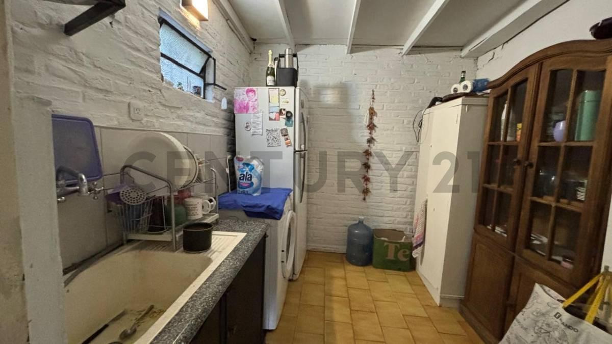 Foto de LOTE EN VENTA CON PILETA y CASA A REMODELAR Y/O DEMOLER EN CITY BELL, imagen 5