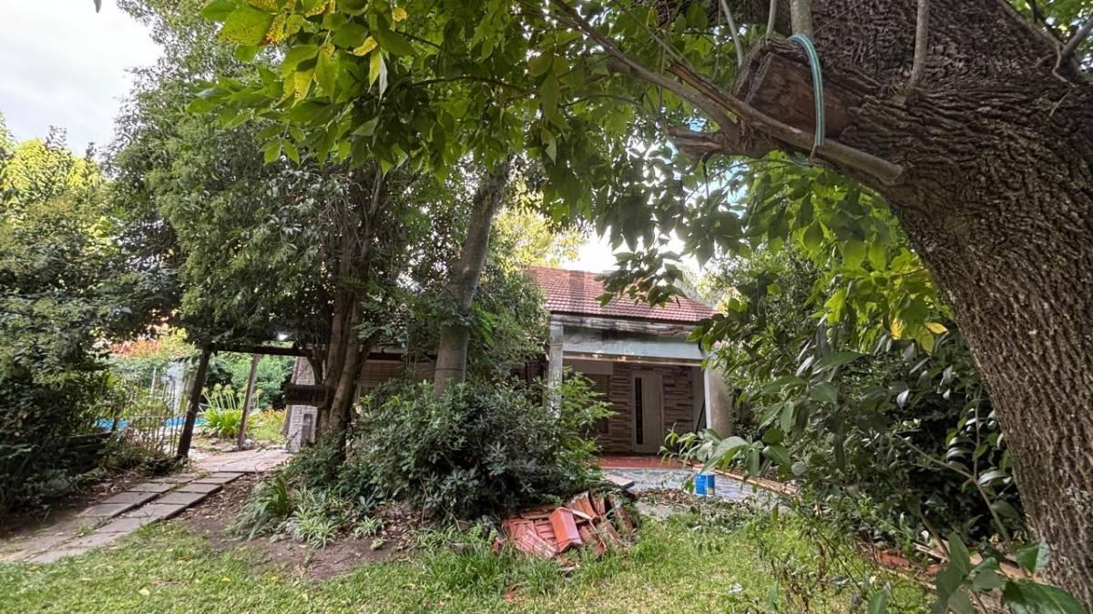 Foto de LOTE EN VENTA CON PILETA y CASA A REMODELAR Y/O DEMOLER EN CITY BELL, imagen 1