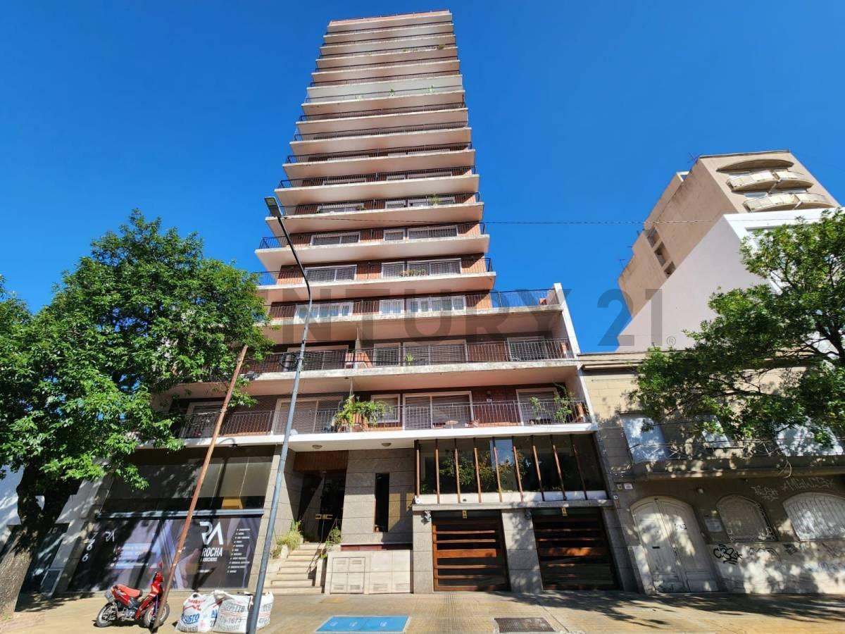 Foto de Departamento de 3 dormitorios con balcón y cochera en venta en La Plata, imagen 1