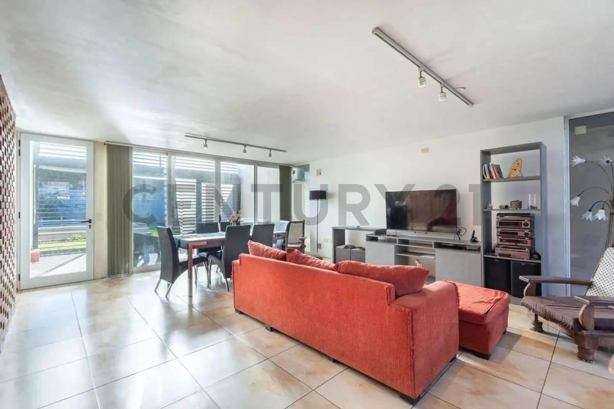 Foto de CASA 3 DORMITORIOS A LA VENTA CON COCHERA DOBLE Y PILETA, EN LA PLATA, imagen 1