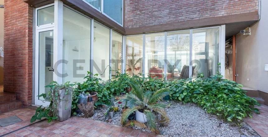 Foto de CASA 3 DORMITORIOS A LA VENTA CON COCHERA DOBLE Y PILETA, EN LA PLATA, imagen 4