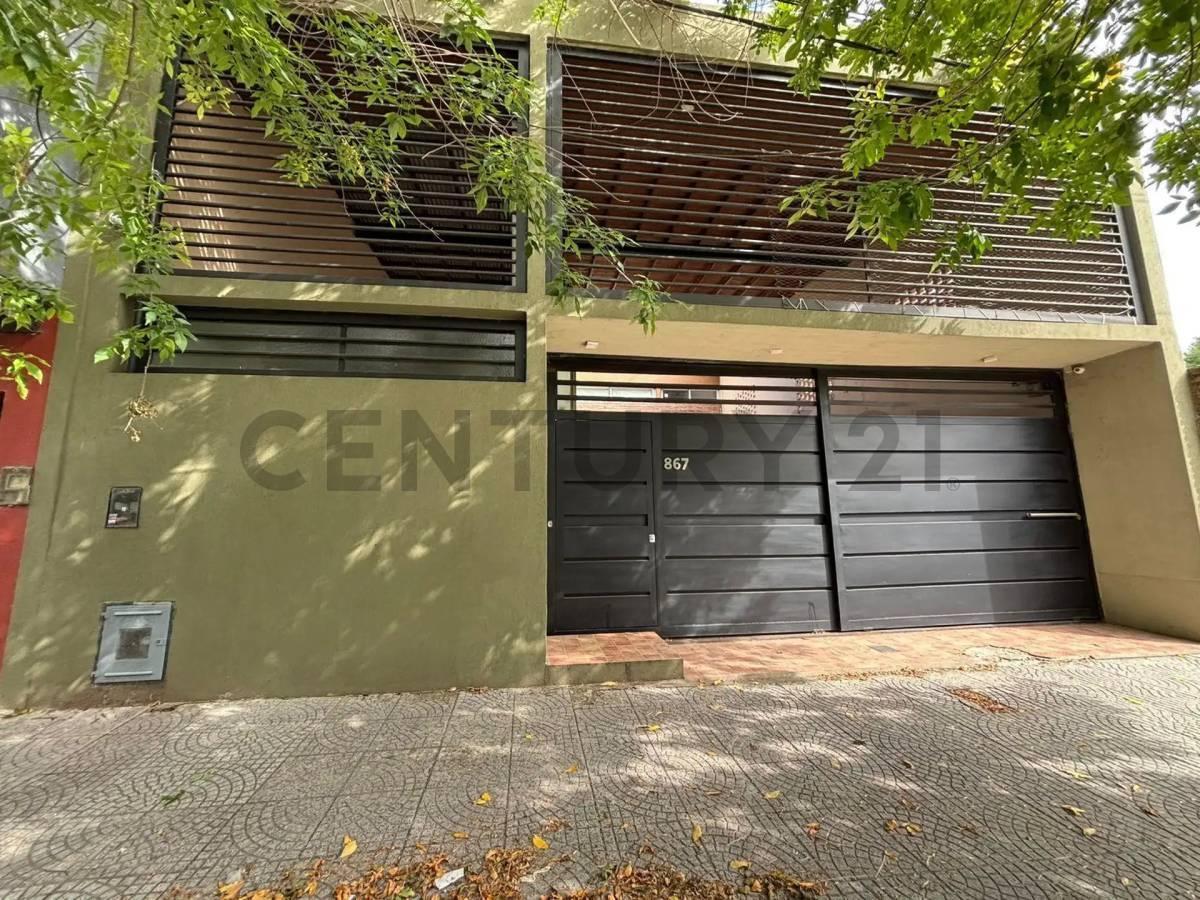 Foto de CASA 3 DORMITORIOS A LA VENTA CON COCHERA DOBLE Y PILETA, EN LA PLATA, imagen 2