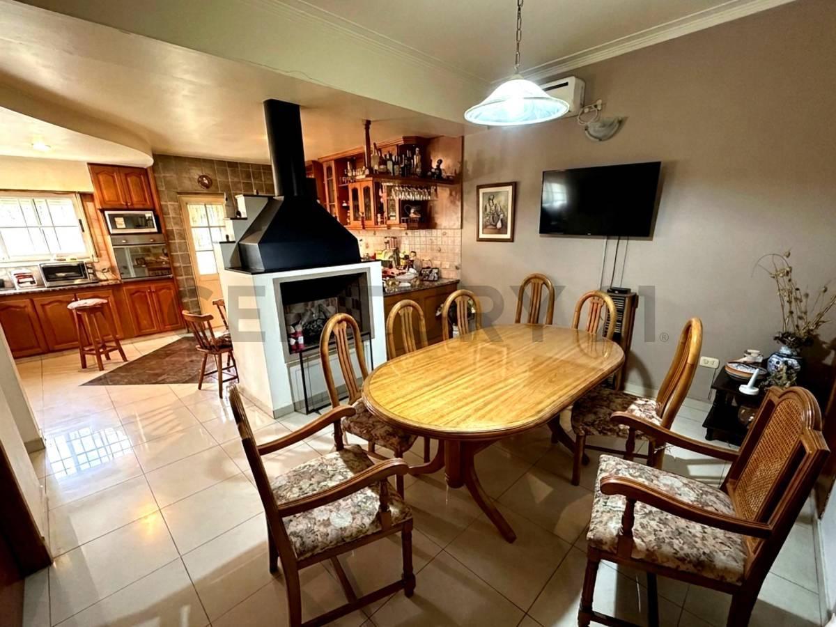 Foto de Casa a la venta 3 dormitorios, quincho y pileta en La plata, imagen 2