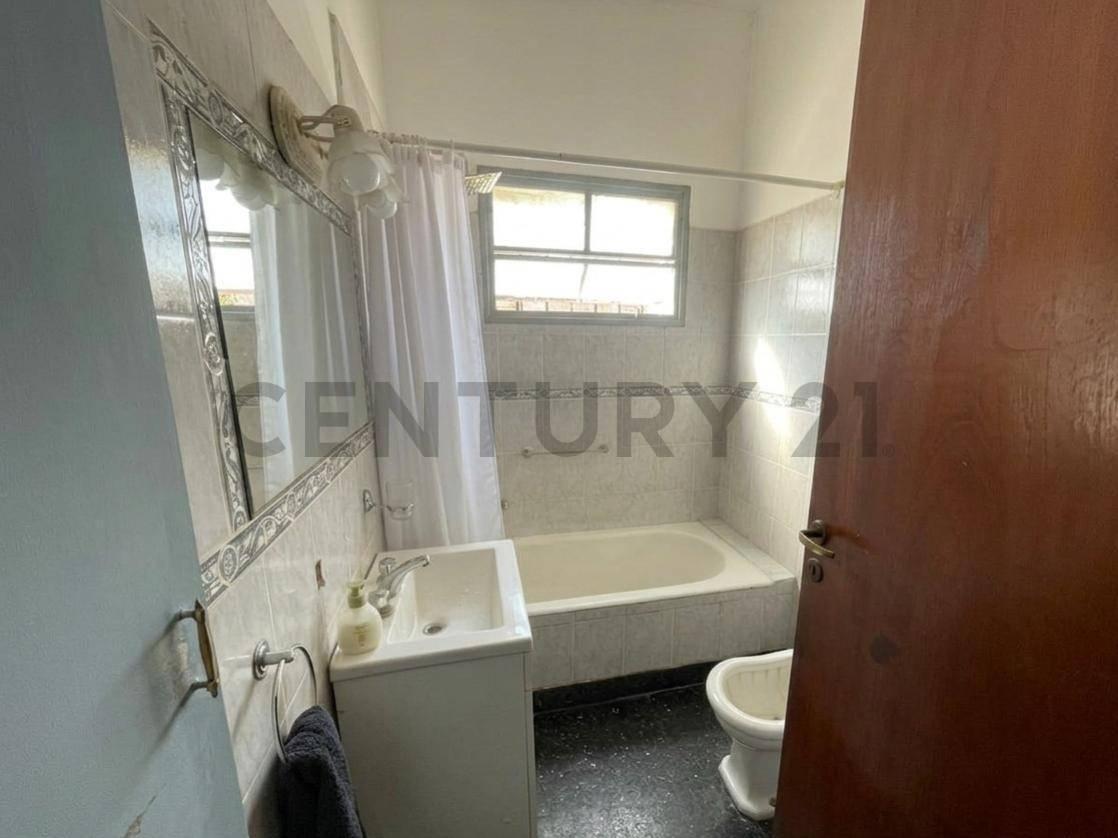Foto de Casa 2 dormitorios, amplio parque + local comercial a la VENTA en, imagen 3