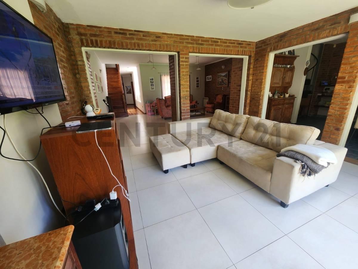 Foto de Casa de 3 dormitorios amplio parque, pileta y quincho a la VENTA en La, imagen 2