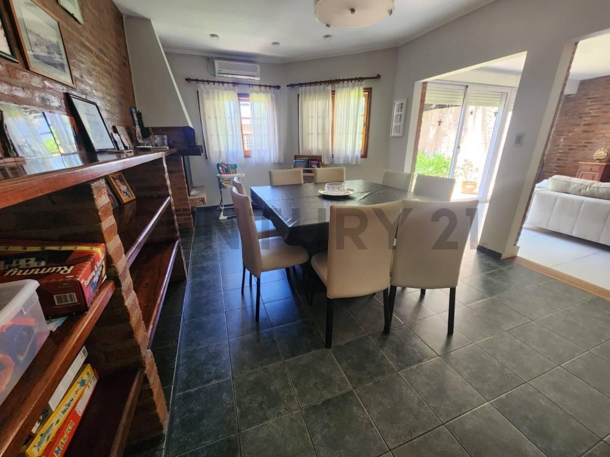 Foto de Casa de 3 dormitorios amplio parque, pileta y quincho a la VENTA en La, imagen 3