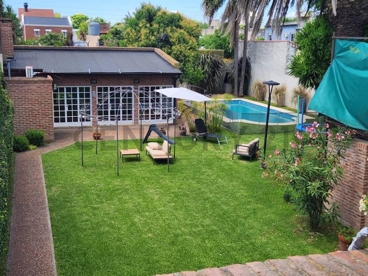 Foto de Casa de 3 dormitorios amplio parque, pileta y quincho a la VENTA en La, imagen 1