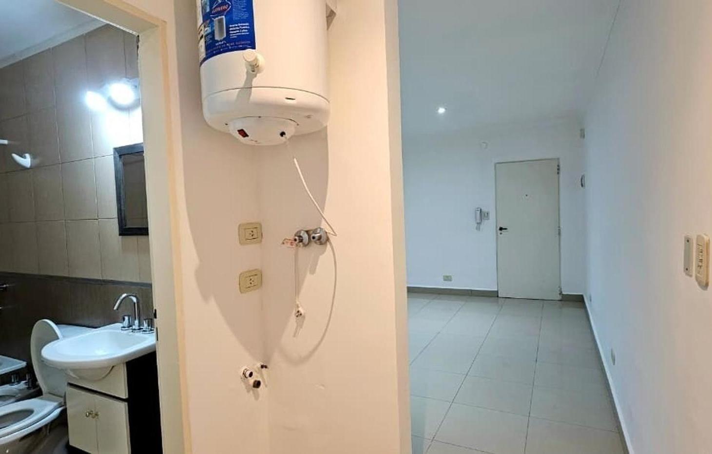Foto de DEPARTAMENTO 2 AMBIENTES APTO CRÉDITO SOBRE AVENIDA, imagen 3