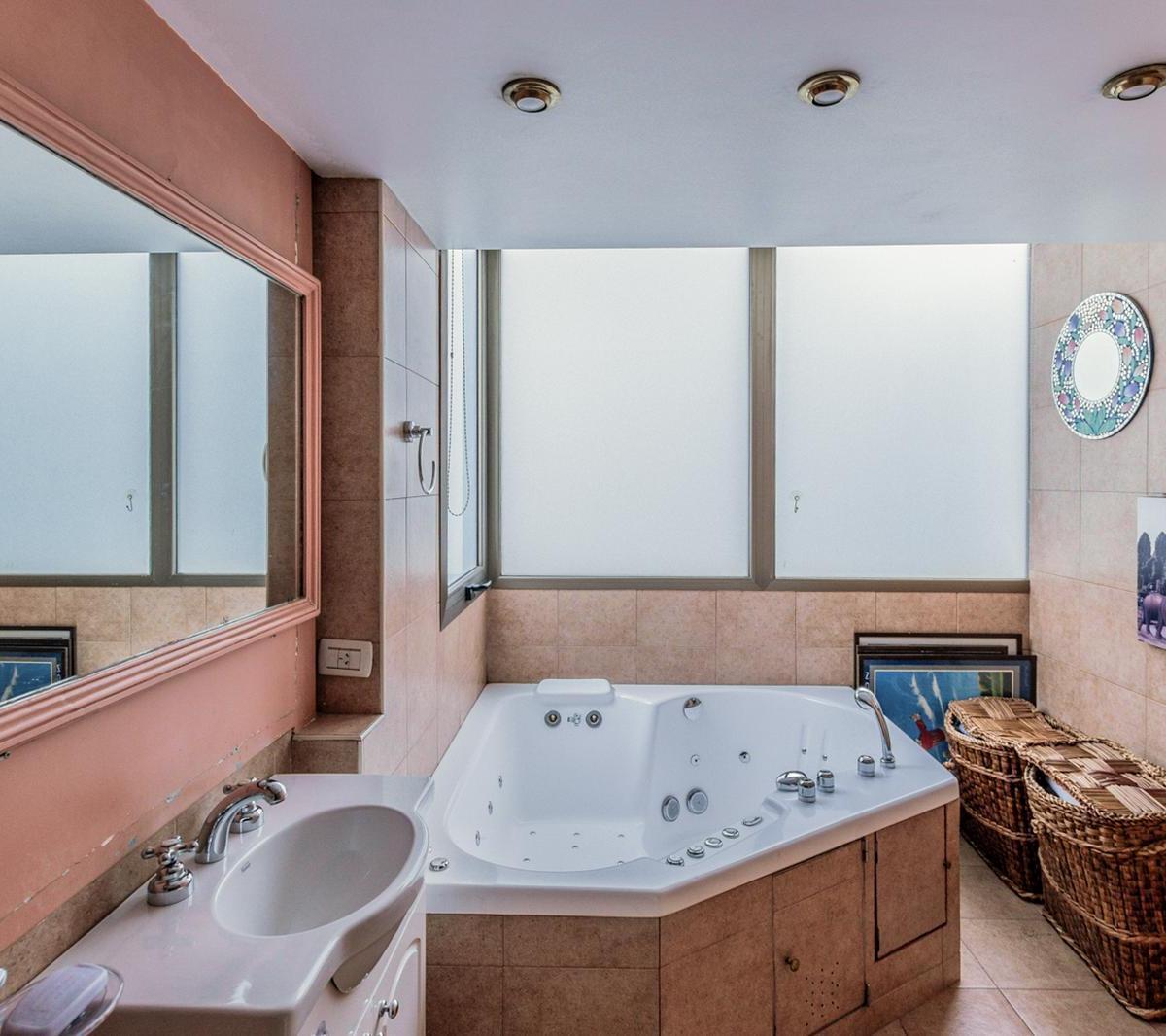 Departamento de 4 Dorm. con Cochera en Venta en Palermo Chico. Bajas Expensas 2