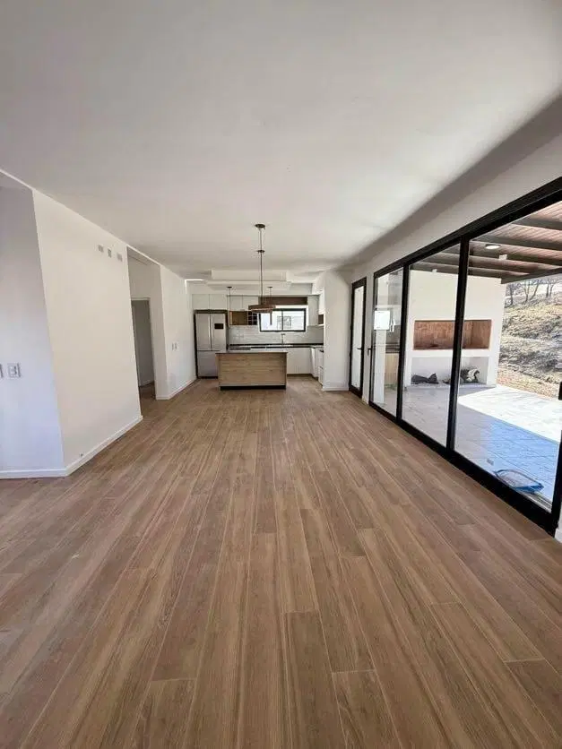 VENTA DE CASA A ESTRENAR EN ALTOS DE CARLOS PAZ 3 DORMITORIOS 5