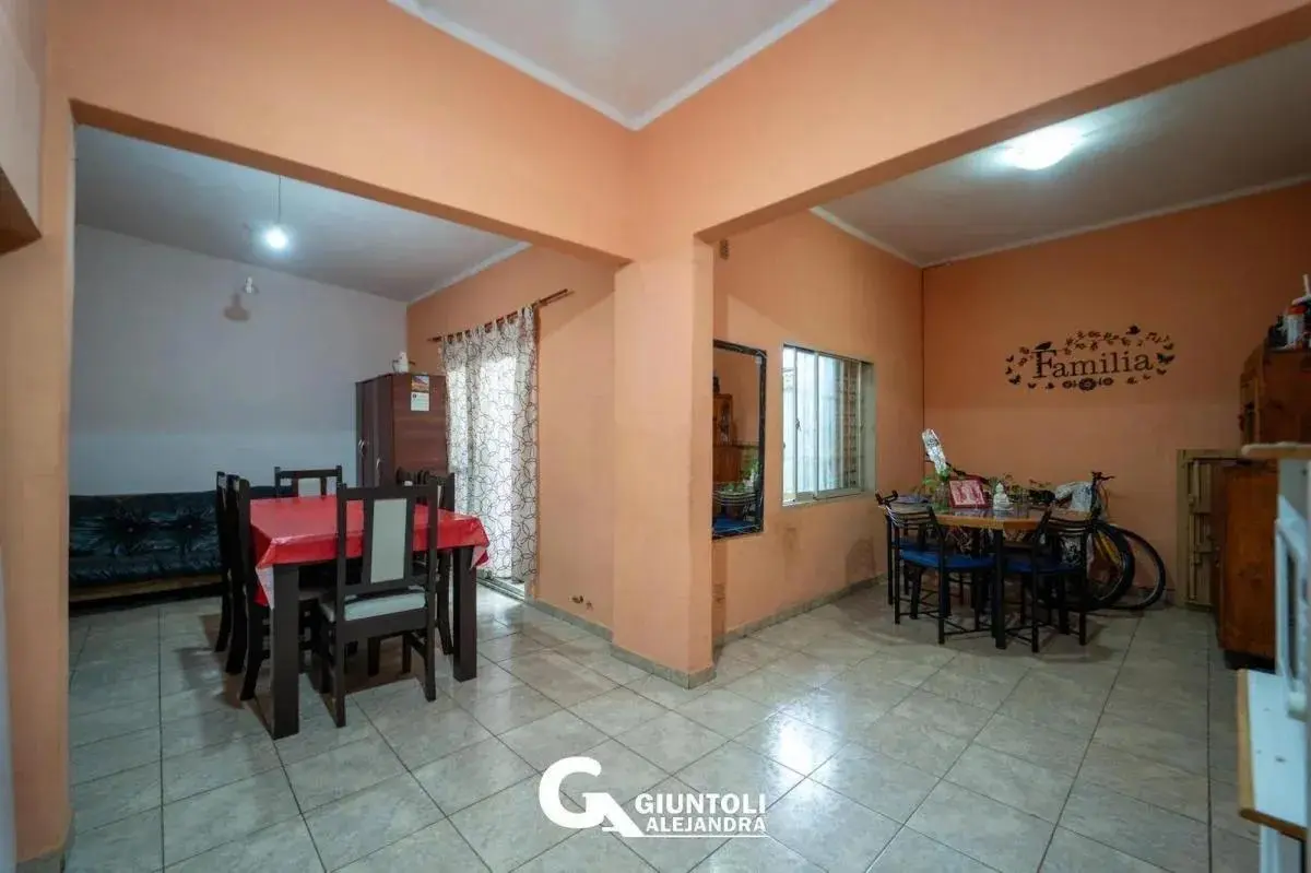 Casa a La Venta de 2 Dorm. en Barrio Yofre Norte 4