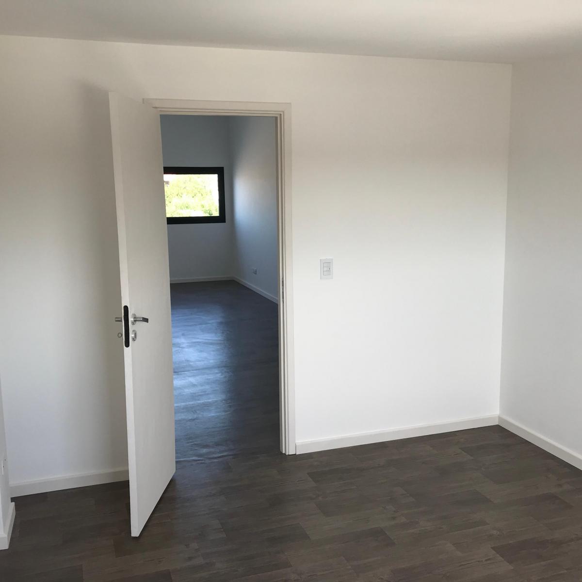 Triplex a Estrenar de 5 Ambientes con Espacio Para Auto y Jardín. 5