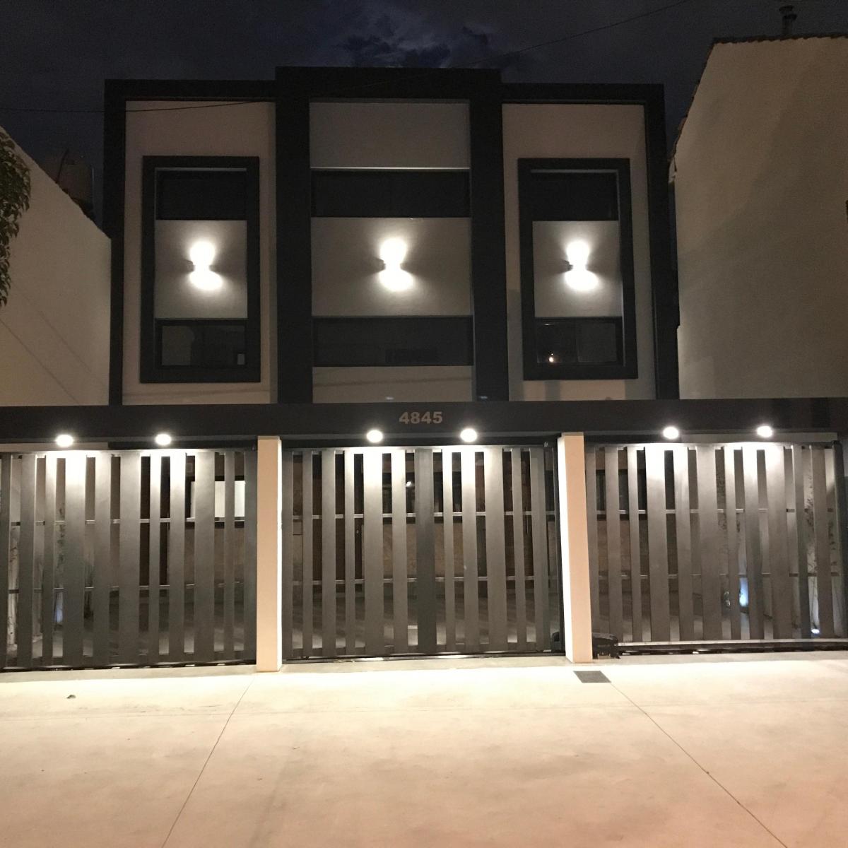 Triplex a Estrenar de 5 Ambientes con Espacio Para Auto y Jardín. 1