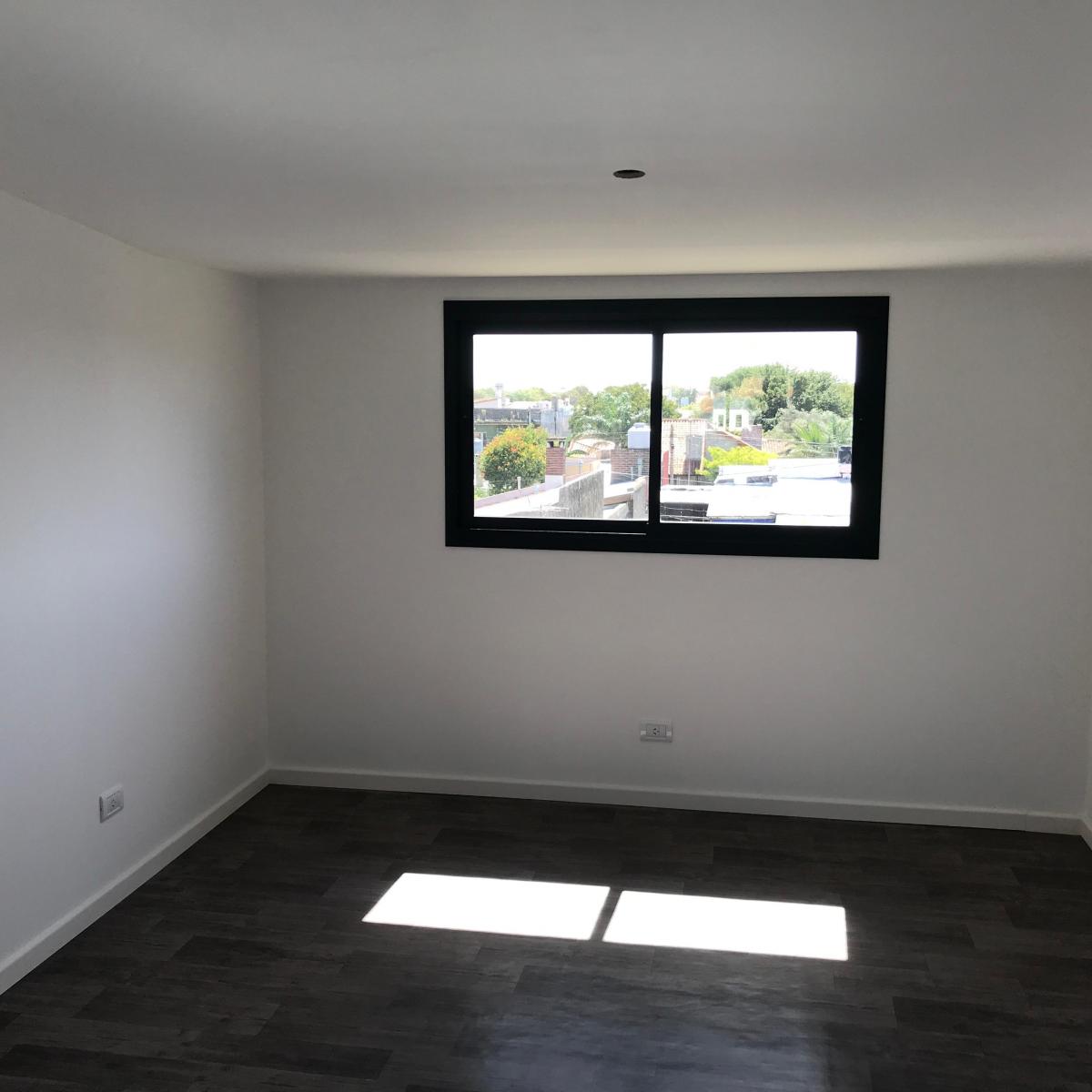 Triplex a Estrenar de 5 Ambientes con Espacio Para Auto y Jardín. 3