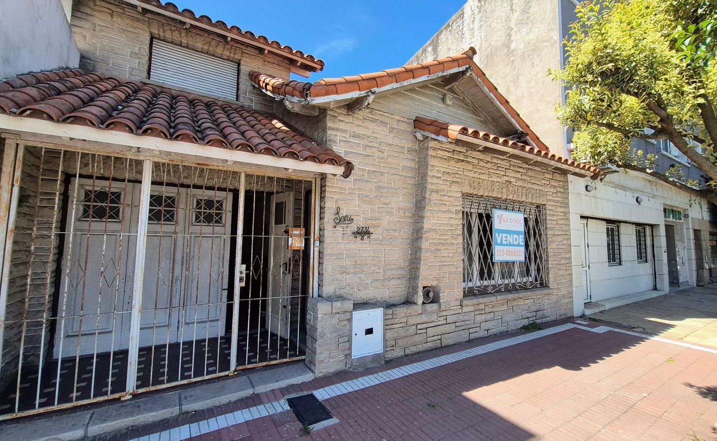 Chalet 4 ambientes con cochera a reciclar