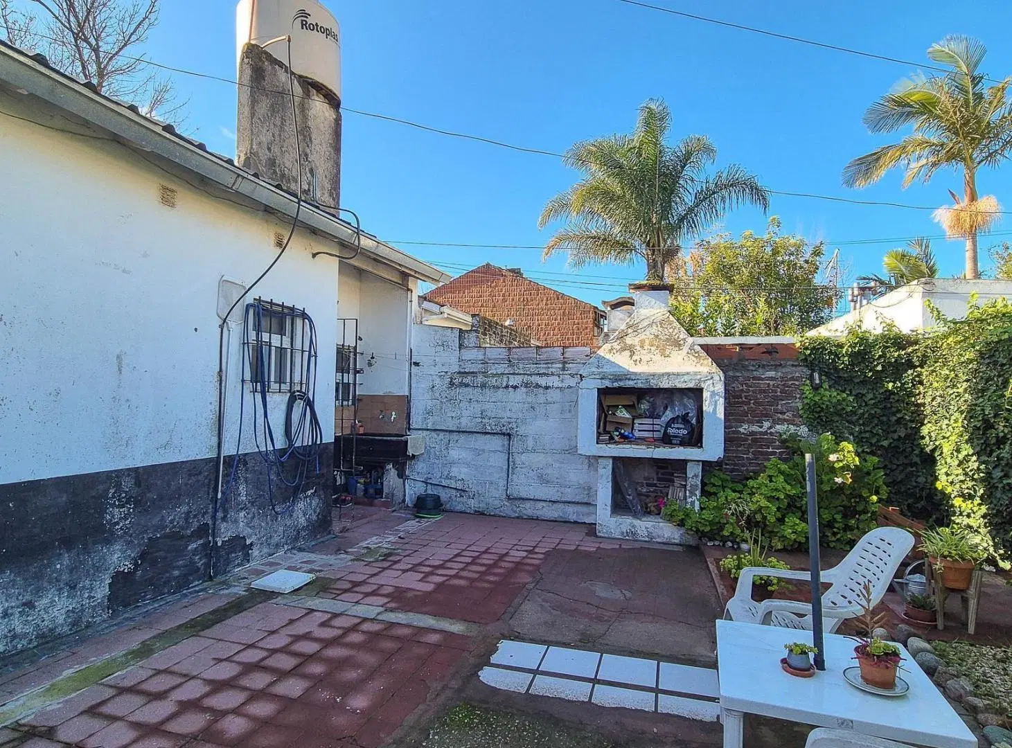Casa con garage, parque y quincho en Parque Luro 5