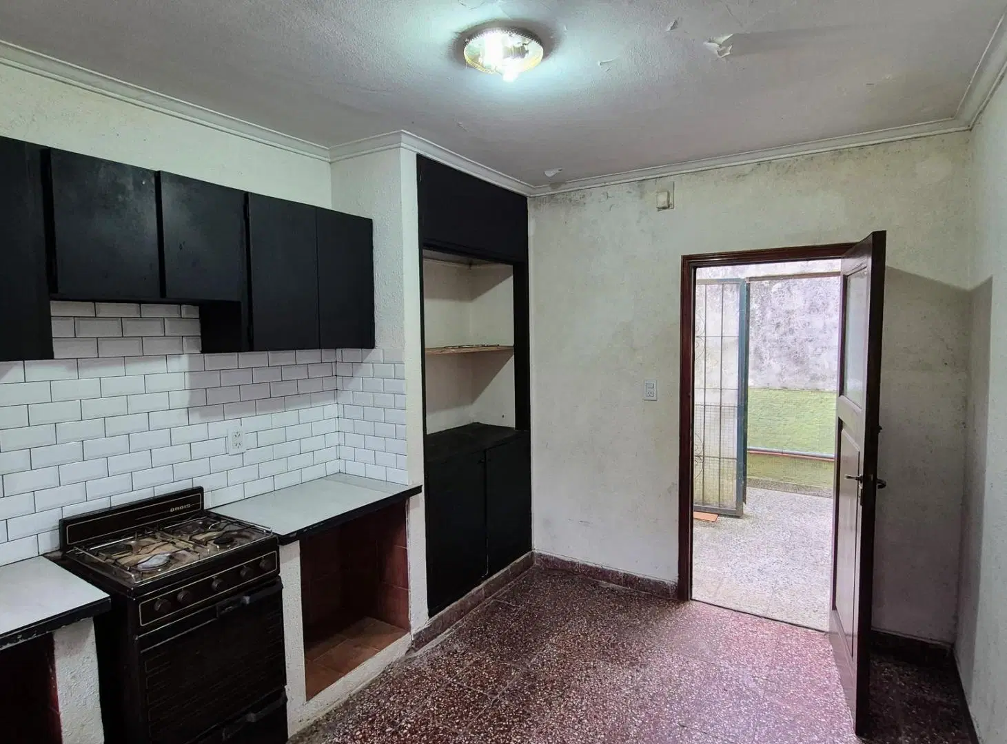 OPORTUNIDAD! PH A REFACCIONAR 2 AMBIENTES CON PATIO! 2
