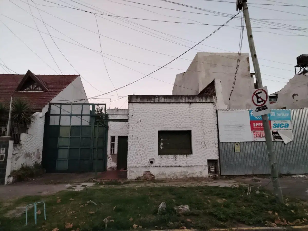 BOLIVAR 800 LOMAS DE ZAMORA GALPON SEMI CUB 5,75 X 20 MTS - TERRENO 414 M2 FTE 9,12 X 45,40 1