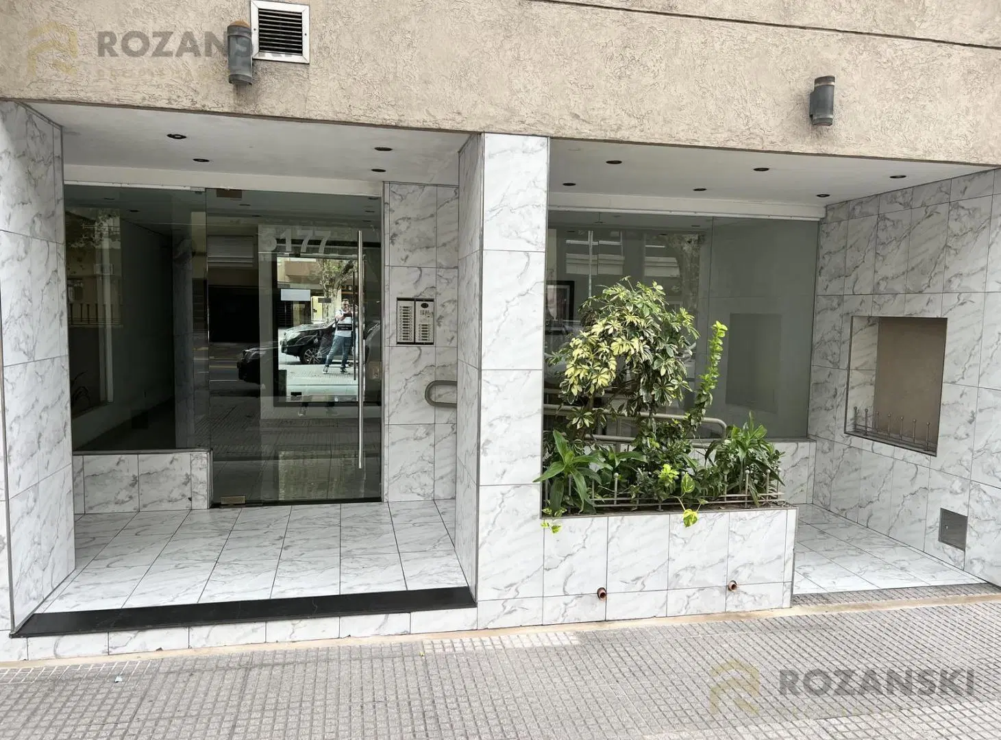 Alquiler. 2 ambientes. Contrafrente. Piso alto. Luz y Vista. Excelente estado. 2