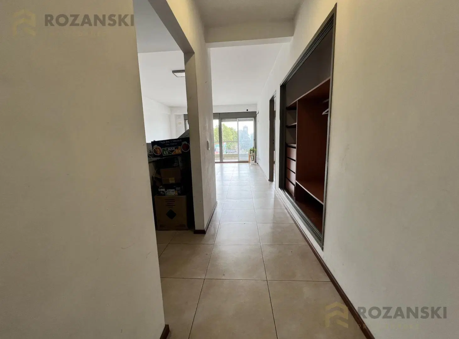 Alquiler. 2 ambientes. Contrafrente. Piso alto. Luz y Vista. Excelente estado. 4