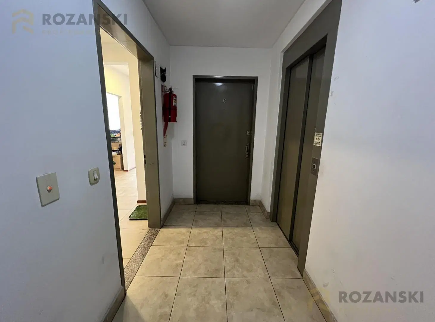 Alquiler. 2 ambientes. Contrafrente. Piso alto. Luz y Vista. Excelente estado. 8