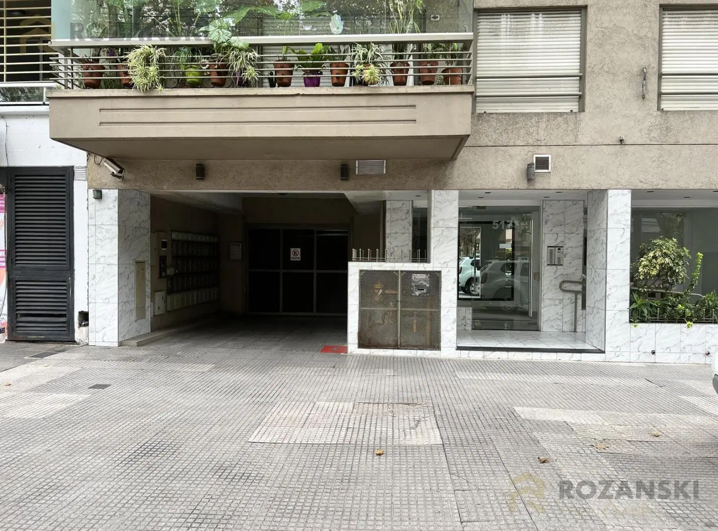Alquiler. 2 ambientes. Contrafrente. Piso alto. Luz y Vista. Excelente estado. 3