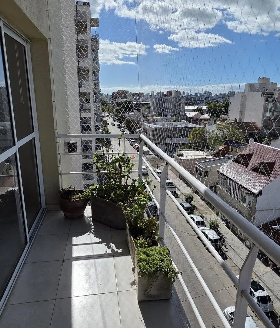 Hermoso depto de 3 amb al frente con cochera edificio moderno. 1