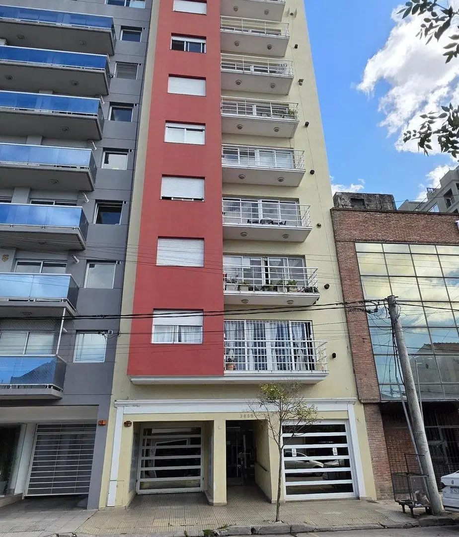 Hermoso depto de 3 amb al frente con cochera edificio moderno. 2