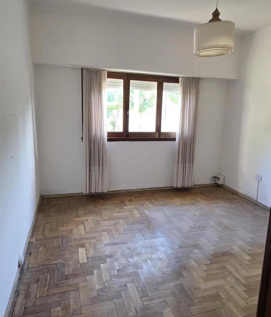 Muy lindo Chalet de 3 amb emplazado sobre lote de 10x40. 4