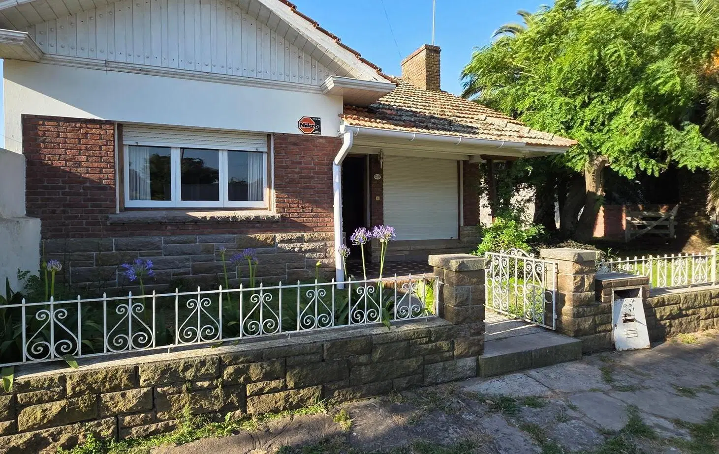 Muy lindo Chalet de 3 amb emplazado sobre lote de 10x40. 3