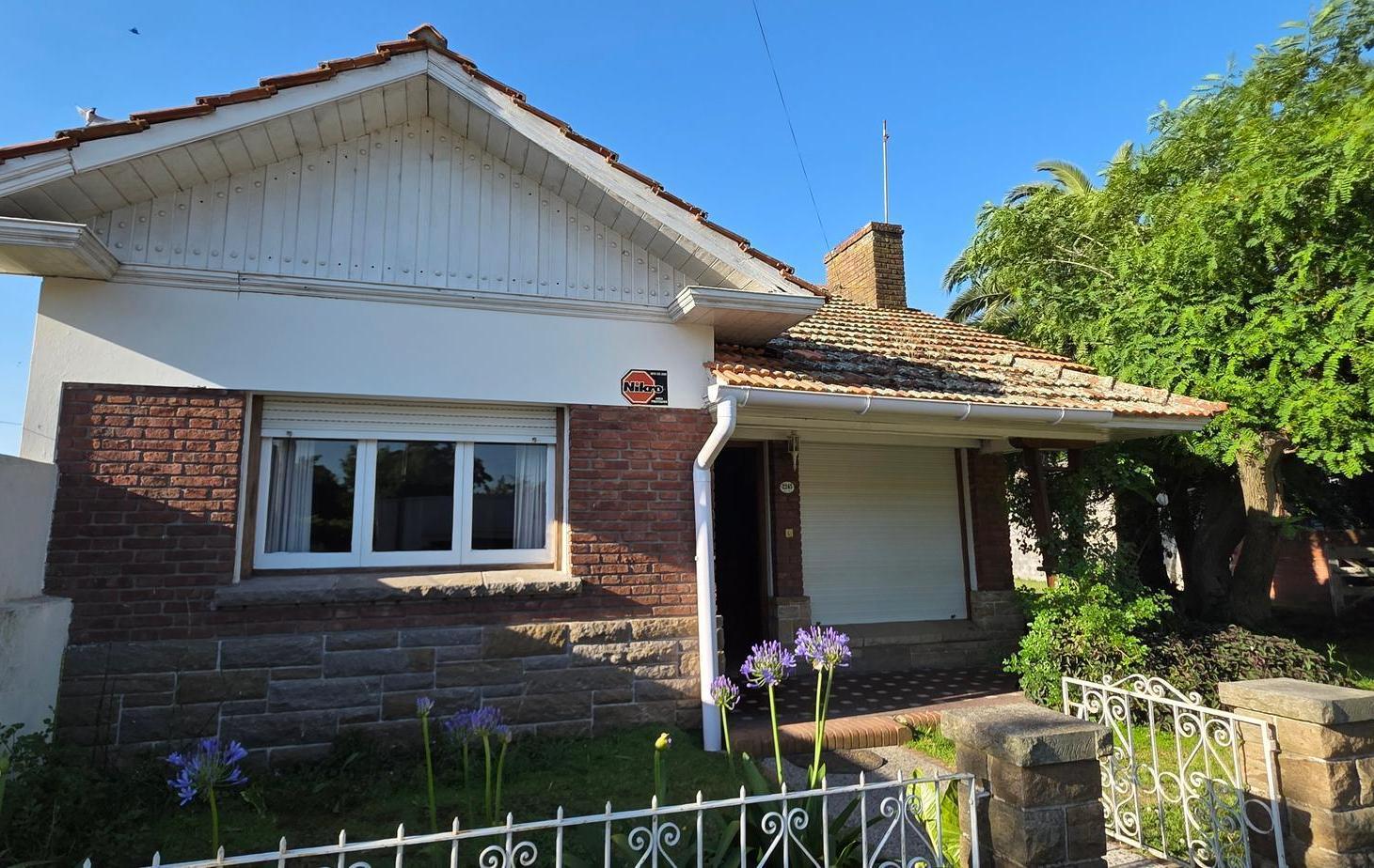 Muy lindo Chalet de 3 amb emplazado sobre lote de 10x40.