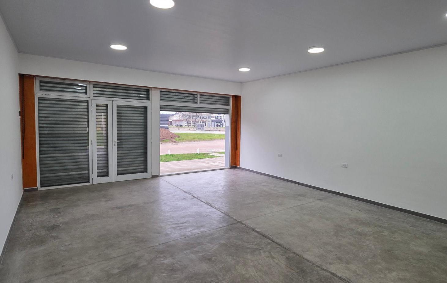 Foto de Hermoso y moderno local comercial en Batan., imagen 2
