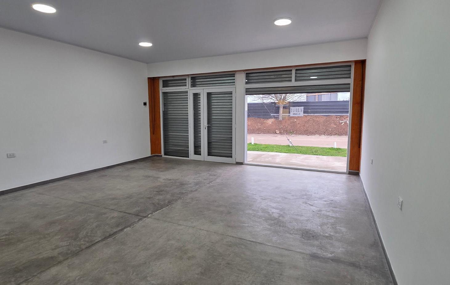 Foto de Hermoso y moderno local comercial en Batan., imagen 1